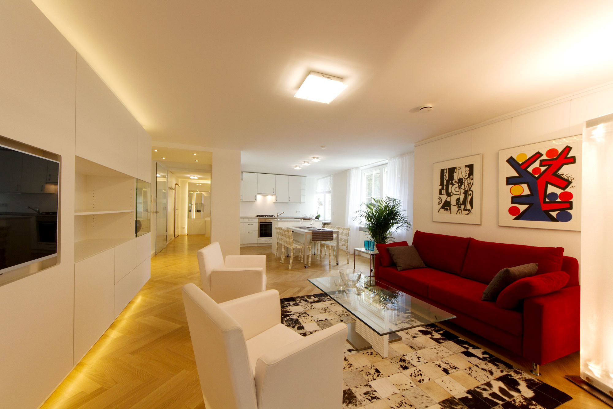 Offener Wohnbereich im sanierten City-Appartement im Lehel
