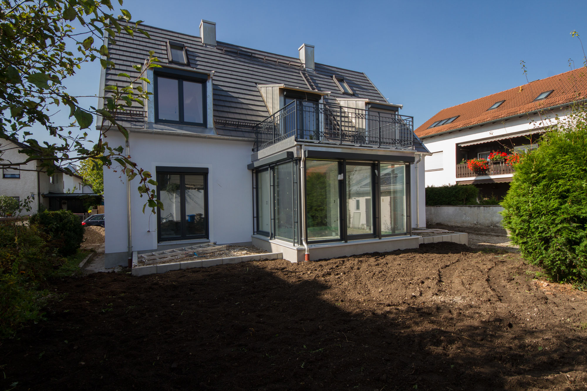 Gartenseite mit Wintergarten