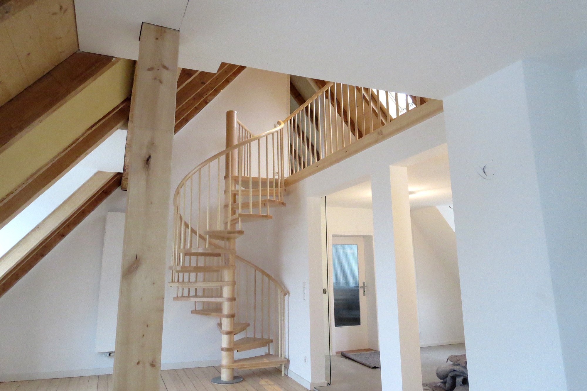 Holztreppe im Innenraum