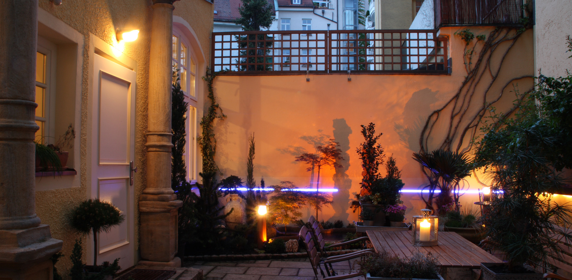 Gartenhaus und Freifläche bei Nacht
